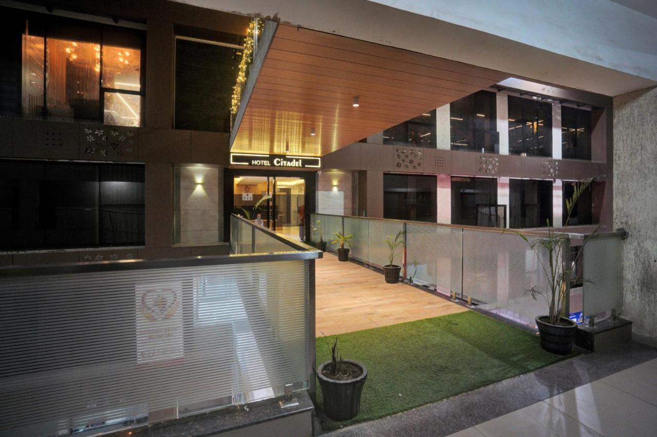 Super Oyo Townhouse 639 Hotel Citadel 2 Surat Exterior foto